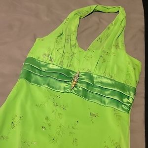 Medium dress in green with glitter.